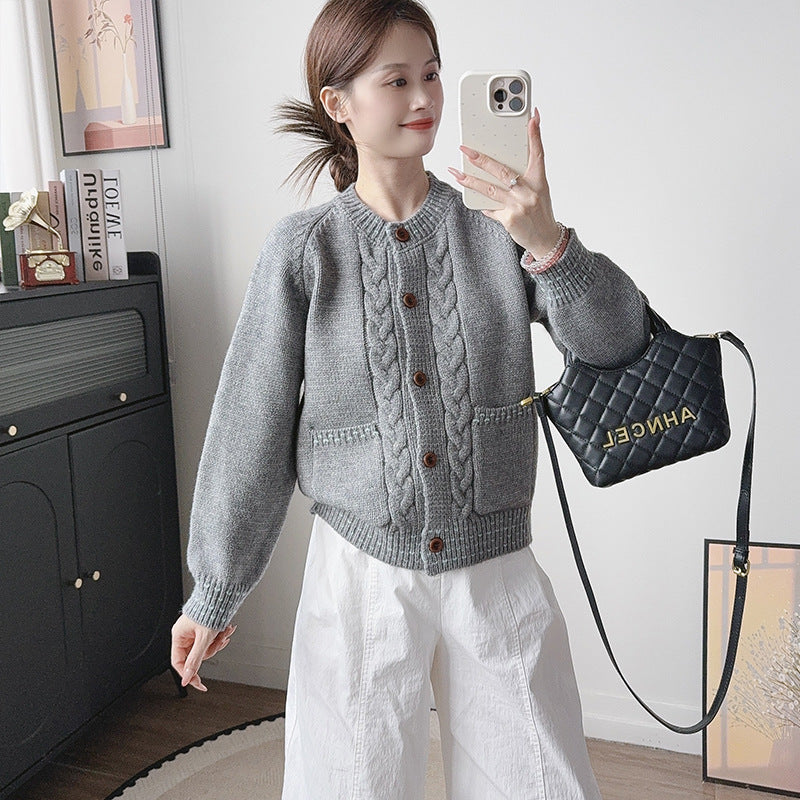 Round neck single breasted sweater